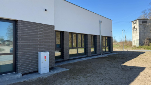 Budynek jest pomalowany na jasnoszary i ciemnoszary kolor. Część zewnętrzna nie jest jeszcze gotowa.