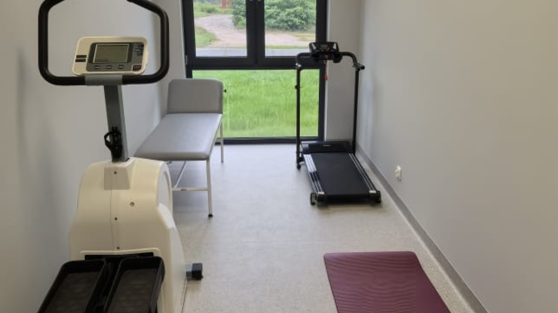 Mała sala z urządzeniami fitness i pięknym widokiem