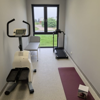 Mała sala z urządzeniami fitness i pięknym widokiem